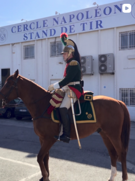 Cavalier en uniforme napoléonien devant le stand de tir du Cercle Napoléon