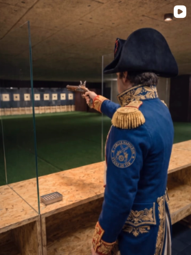 Tireur en uniforme napoléonien utilisant une arme à poudre noire au stand